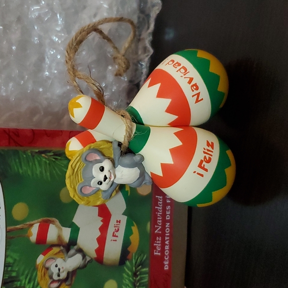 Vintage Hallmark Keepsake Ornament Feliz Navidad Maracas Ornament 2000 - Picture 5 of 6